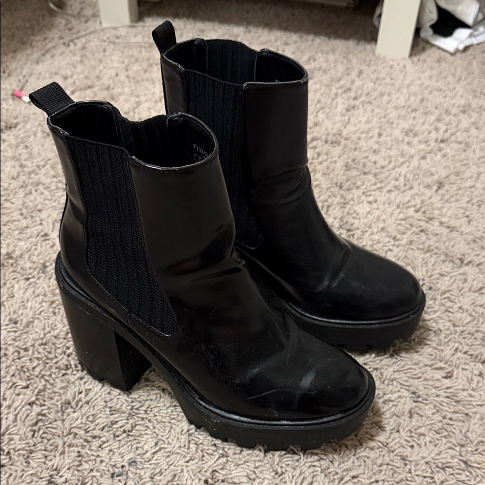 Women’s Zara chunky black boots rubber soles sz 39 EUR or 9 US